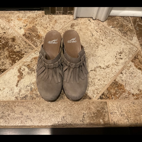 NEW - DANSKO SIZE 8 TAUPE MILLED NUBUCK DENI MULE - Picture 2 of 5